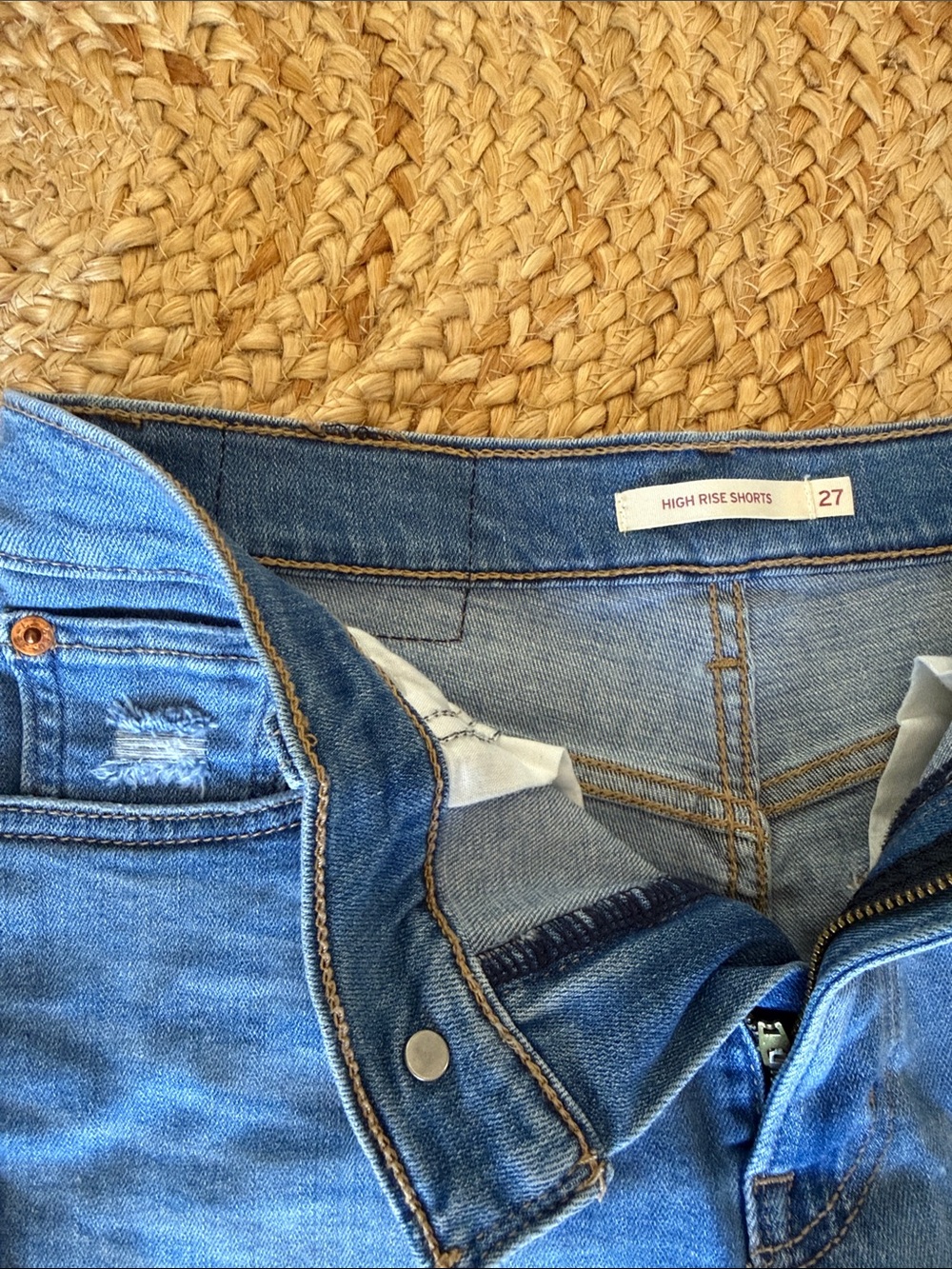 Levi’s High Rise Short - Picture 2 of 3